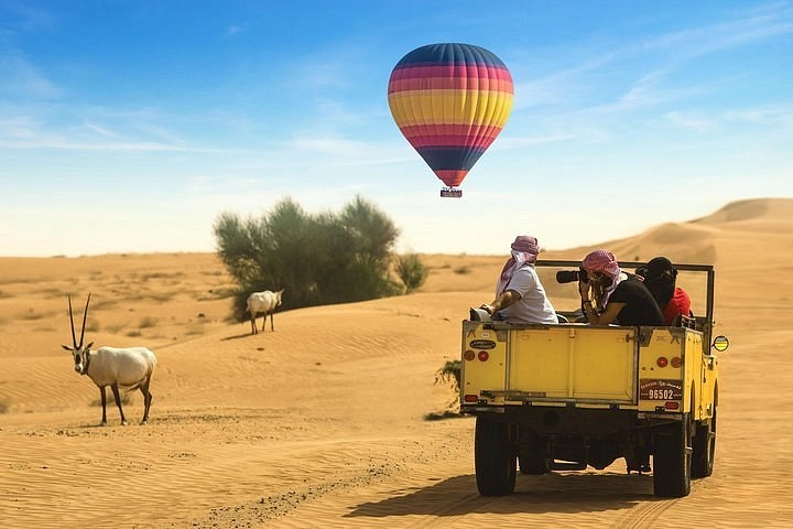 Dubai Hot Air Balloon Flights With Vintage Car Ride